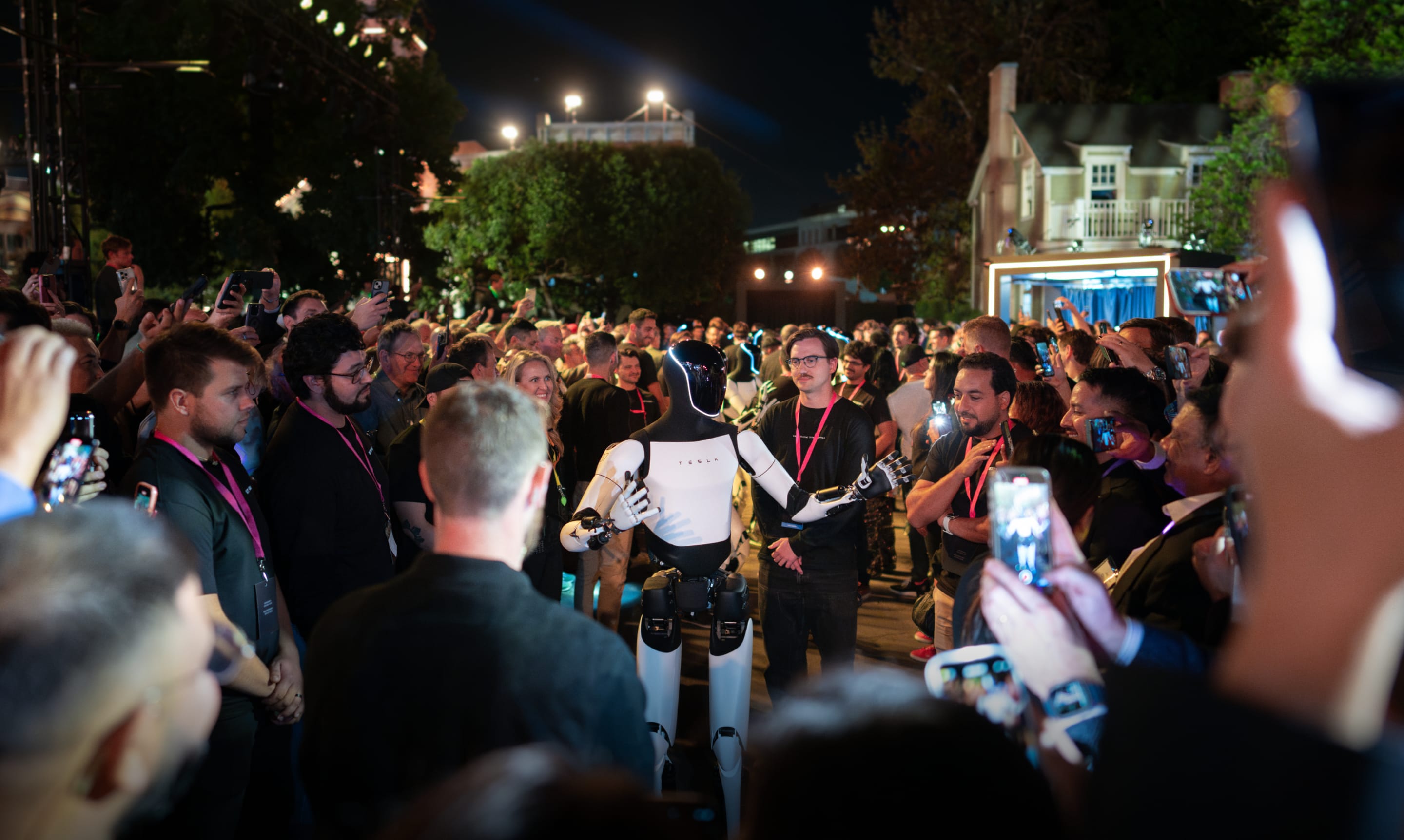 Roboti Tesla Optimus mezi hosty akce We, Robot